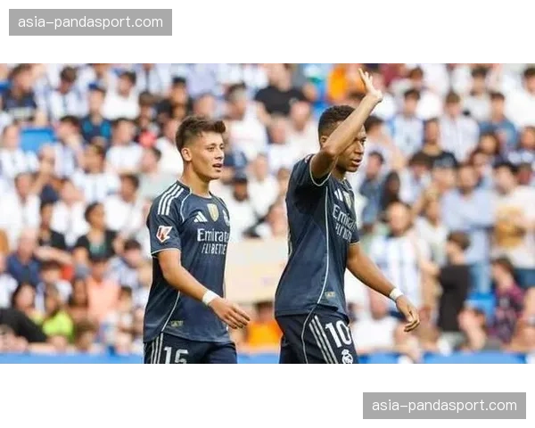 姆巴佩折射进球后指向助攻者居莱尔，展现团队精神