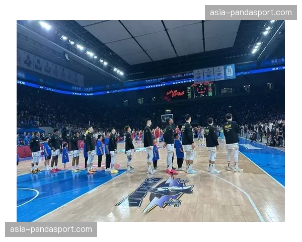 北控加时104-117遭广厦逆转，闵鹿蕾场边指挥表情凝重